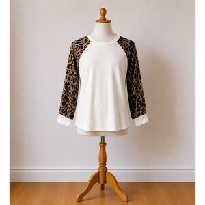 White long sheer sleeve‎ cheetah print medium